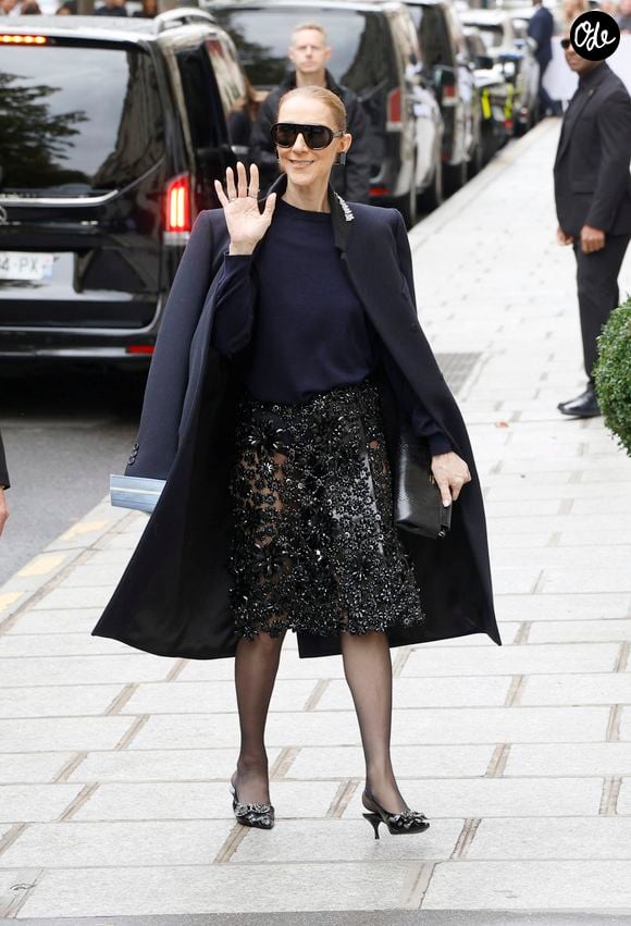 Céline Dion salue ses à la sortie de l’hôtel Royal Monceau à Paris, avant de rejoindre La Plenitude Arena de Paris La Défense pour poursuivre sa série de concerts, le 7 octobre 2026. © Christophe Aubert / Bestimage