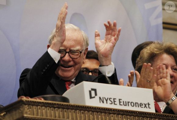 Le président de Berkshire Hathaway, Warren E. Buffett, sonne la cloche d'ouverture à la Bourse de New York après l'ouverture de Wall Street à New York le 30 septembre 2011. Photo by John Angelillo/UPI/ABACA