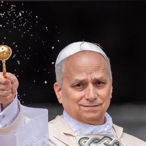 À peine intronisé, et voilà que le pape Léon XIV suit les traces de son prédécesseur.

Vatican, Vatikanstadt : le nouveau pape Léon XIV lors de son investiture sur la place Saint-Pierre. L'Américain Robert Francis Prevost est le premier pontife originaire des États-Unis. Photo : Michael Kappeler/dpa/ABACAPRESS.COM