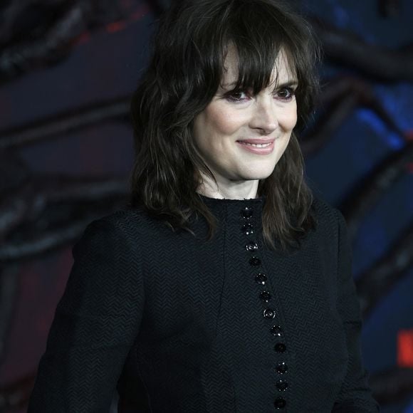 Après avoir brillé dans Stranger Things, Winona Ryder retrouve aussi son réalisateur fétiche ! L'actrice interprétera une certaine Tabitha dans la saison 3 de Mercredi.

Des célébrités assistent à la première mondiale de la saison 5 de "Stranger Things" qui s'est tenue au TCL Chinese Theater à Hollywood, en Californie.

©BestImage
