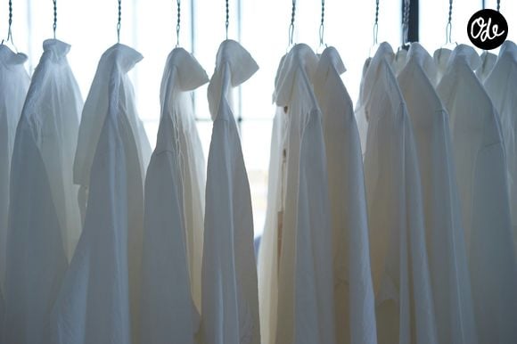 Dites adieu aux taches de transpiration jaunes grâce à un produit simple que vous avez déjà dans votre armoire à pharmacie