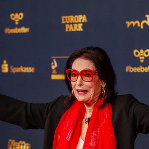 Nana Mouskouri se rendra à la cérémonie de remise des prix des médias "Goldene Henne" à Leipzig. Ce prix est décerné à des stars de la musique, du sport et du show-business. Leipzig, Saxe, Allemagne, 7 octobre 2022. Photo by Gerald Matzka/DPA/ABACAPRESS.COM