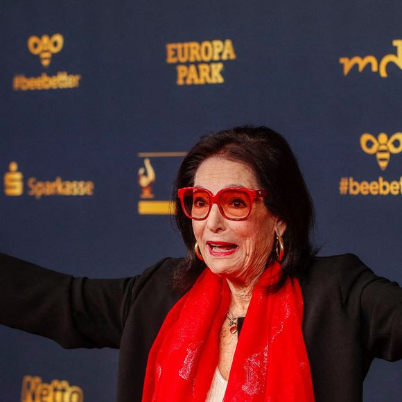 Nana Mouskouri se rendra à la cérémonie de remise des prix des médias "Goldene Henne" à Leipzig. Ce prix est décerné à des stars de la musique, du sport et du show-business. Leipzig, Saxe, Allemagne, 7 octobre 2022. Photo by Gerald Matzka/DPA/ABACAPRESS.COM