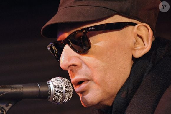 Il a été emporté par un cancer mais a chanté jusqu'au bout...

Le chanteur Alain Bashung se produit lors du 'Prix De La Sacem 2008' à Paris, France, le 9 décembre 2008. Photo de Giancarlo Gorassini/ABACAPRESS.COM