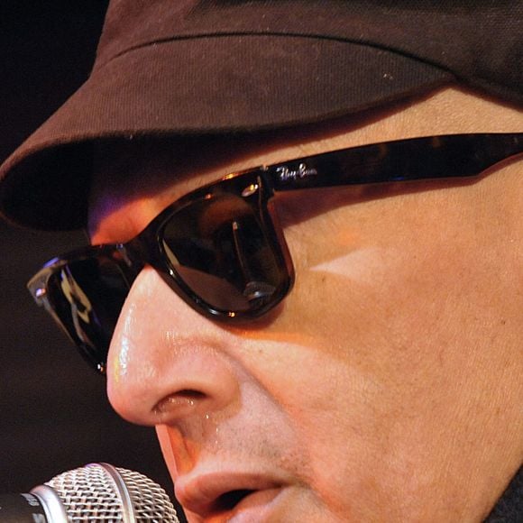Il a été emporté par un cancer mais a chanté jusqu'au bout...

Le chanteur Alain Bashung se produit lors du 'Prix De La Sacem 2008' à Paris, France, le 9 décembre 2008. Photo de Giancarlo Gorassini/ABACAPRESS.COM