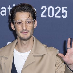 Tout réussit à Pierre Niney depuis plusieurs années et l'année 2024 a été particulièrement bonne pour l'acteur star du Comte de Monte-Cristo. Malgré cette réussite, le comédien 

Pierre Niney - Photocall de la soirée "Cesar Révélations" au Trianon à Paris

© Olivier Borde / Bestimage
