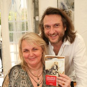 Valérie Damidot et son compagnon Régis Viogeat au 27ème Salon du Livre de Cosne-Cours-sur-Loire, France, le 28 mai 2017. © JLPPA/Bestimage