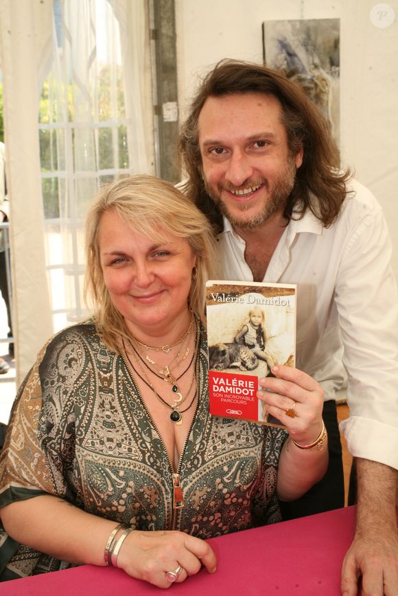 Valérie Damidot et son compagnon Régis Viogeat au 27ème Salon du Livre de Cosne-Cours-sur-Loire, France, le 28 mai 2017. © JLPPA/Bestimage