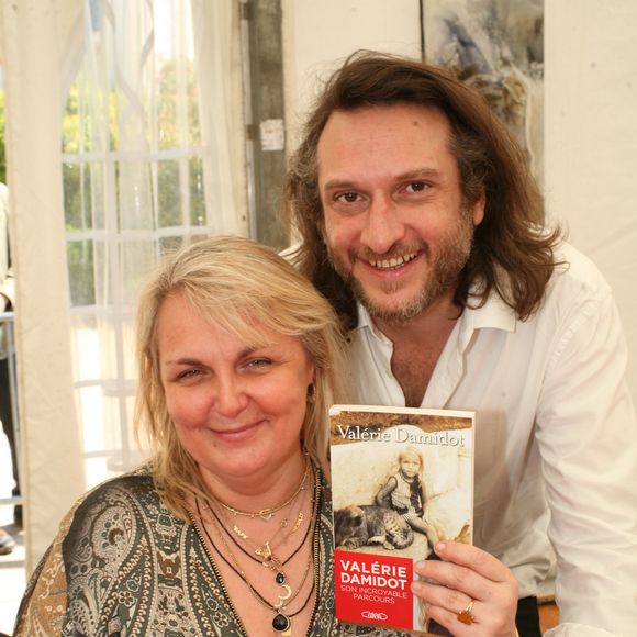 Valérie Damidot et son compagnon Régis Viogeat au 27ème Salon du Livre de Cosne-Cours-sur-Loire, France, le 28 mai 2017. © JLPPA/Bestimage
