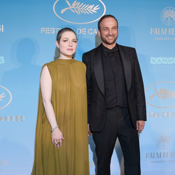 "C’est mon mari que ça a frappé quand il a vu le film. Il m’a dit en sortant de la projection : ‘tiens, on dirait toi sur certains points. Vous agissez de la même façon’” a-t-elle confié au site Bulles de culture. 
Emilie Dequenne et son mari Michel Ferracci - Photocall du dîner d'ouverture du 77ème Festival International du Film de Cannes, au Carlton. Le 14 mai 2024
© Borde-Jacovides-Moreau / Bestimage