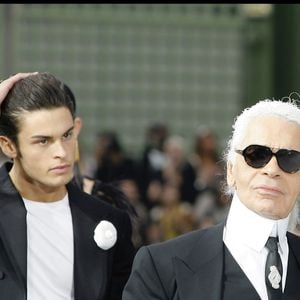 Baptiste Giabiconi, Inès de la Fressange et Karl Lagerfeld - défilé de mode Chanel - collection prêt à porter - Printemps / été 2011 à Paris.