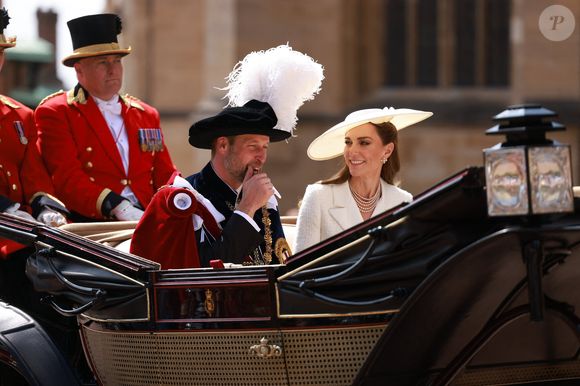 Le prince William, prince de Galles (Le prince William, prince de Galles) et Catherine, princesse de Galles (Catherine (Kate) Middleton, princesse de Galles), montent dans une calèche après la cérémonie de l'Ordre de la Jarretière à la chapelle St George, château de Windsor, le 16 juin 2025 à Windsor, Angleterre. 

© Ian Vogler/MirrorPix/Bestimage