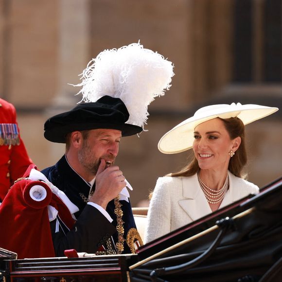 Le prince William, prince de Galles (Le prince William, prince de Galles) et Catherine, princesse de Galles (Catherine (Kate) Middleton, princesse de Galles), montent dans une calèche après la cérémonie de l'Ordre de la Jarretière à la chapelle St George, château de Windsor, le 16 juin 2025 à Windsor, Angleterre. 

© Ian Vogler/MirrorPix/Bestimage