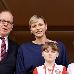 "Nous faisons particulièrement attention à les amener petit à petit à ces obligations, afin de ne pas trop les exposer trop jeunes", expliquait le prince Albert.

Exclusif - La famille princière de Monaco assiste au match de l'Afrique du Sud (qui a remporté son match) lors du tournoi de qualification de rugby à 7 pour les JO 2024 au Stade Louis II à Monaco le 22 juin 2024. © Claudia Albuquerque / Bestimage