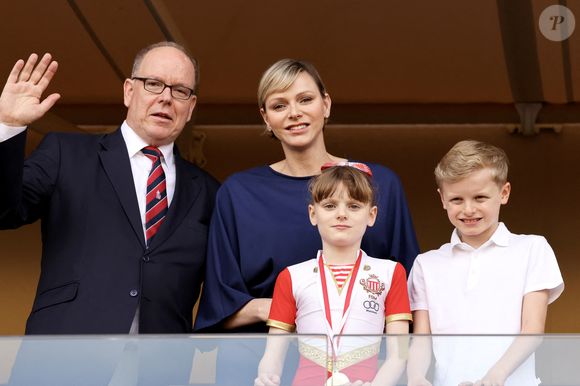 "Nous faisons particulièrement attention à les amener petit à petit à ces obligations, afin de ne pas trop les exposer trop jeunes", expliquait le prince Albert.

Exclusif - La famille princière de Monaco assiste au match de l'Afrique du Sud (qui a remporté son match) lors du tournoi de qualification de rugby à 7 pour les JO 2024 au Stade Louis II à Monaco le 22 juin 2024. © Claudia Albuquerque / Bestimage