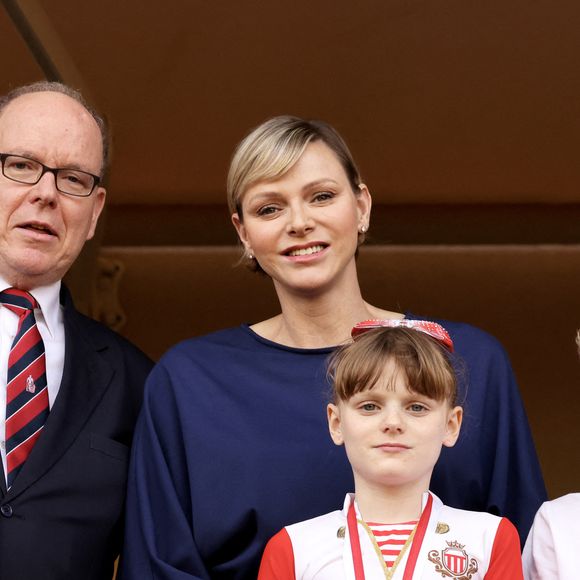 "Nous faisons particulièrement attention à les amener petit à petit à ces obligations, afin de ne pas trop les exposer trop jeunes", expliquait le prince Albert.

Exclusif - La famille princière de Monaco assiste au match de l'Afrique du Sud (qui a remporté son match) lors du tournoi de qualification de rugby à 7 pour les JO 2024 au Stade Louis II à Monaco le 22 juin 2024. © Claudia Albuquerque / Bestimage