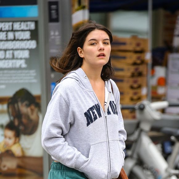 New York, NY - EXCLUSIF - Suri Cruise semble à l'aise lors d'une promenade à New York pour ses vacances d'été après l'université.

Backgrid USA / Bestimage