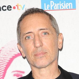 Gad Elmaleh avait fait quelques confidences sur sa vision de l'éducation pour le magazine "Edgar".

Gad Elmaleh - Générale du spectacle musical "Bernadette de Lourdes" au Dôme de Paris à Paris.
Après le succès phénoménal des spectacles musicaux Robin des Bois et Les 3 Mousquetaires,  R.Ciurleo et E. de Galard vont une fois de plus nous surprendre avec cette fois-ci un pari audacieux : raconter sur scène l’histoire de Bernadette Soubirous et des apparitions mariales auxquelles elle assista à Lourdes. 
Roberto et Eléonore ont pour cela collabore avec Grégoire pour la musique, S. Denoncourt pour la mise en scène, les paroliers L. Florence et P. Guirao pour les paroles des chansons.
Le spectacle musical « Bernadette de Lourdes » retrace ces apparitions et plus généralement la vie de la jeune Bernadette Soubirous dont l’avenir fut bouleversé à l’époque par ces révélations. 
La première du spectacle a eu lieu. Se sont retrouvés sur scène des artistes talentueux tels que Eyma (Bernadette Soubirous), S. Caillibot (Louise Soubirous), D.Ban (François Soubirous), C. Héraut (Abbé Peyramale) et G. Deck (Commissaire Jacomet). Ils ont trouvé la force et le courage d’interpréter sur scène des rôles forts et ce dans le respect de l’histoire de Bernadette Soubirous. © Coadic Guirec/Bestimage