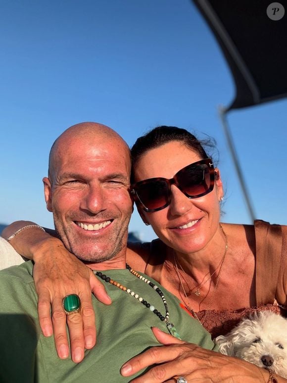 Le couple a profité de cette sortie en bateau pour se détendre, comme en témoigne leur sourire sur le second cliché.

Zinedine Zidane, Instagram