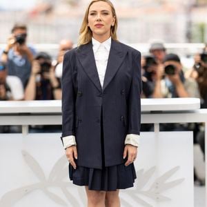 Scarlett Johansson estime que leur complicité venait notamment du fait que Redford était lui-même acteur.
Scarlett Johansson au photocall du film "Eleanor The Great" lors du 78ème Festival International du Film de Cannes, au Palais des Festivals à Cannes, France, le 21 mai 2025. © Jacovides-Moreau/Bestimage
