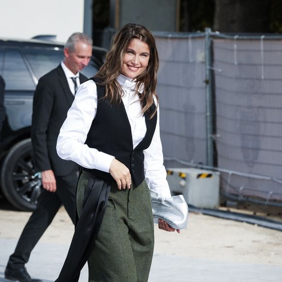 Et elle dévoile : "Ma vie est devenue une sorte de comédie italienne. Une vie très remplie, avec quatre enfants, dont deux qui sont vraiment Italiens"

Laetitia Casta assiste au défilé Christian Dior Femme Printemps/Été 2026 dans le cadre de la Fashion Week de Paris, le 1er octobre 2025 à Paris, en France. © Lucia Sabatelli / Bestimage