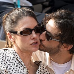 Pierre Niney, sa compagne Natasha Andrews en tribunes lors de la finale messieurs des Internationaux de France de Tennis de Roland Garros 2025 (jour 15), à Paris, France, le 8 juin 2025. © Cyril Moreau/Bestimage