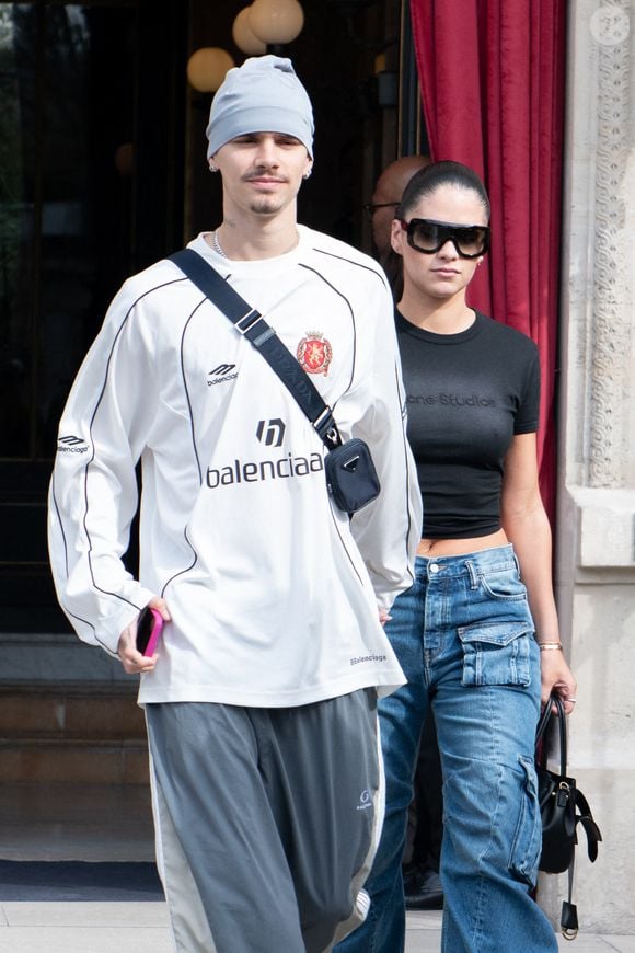 Romeo Beckham et sa petite amie Kim Turnbull, avec la famille Beckham quittant leur hôtel La Reserve, à Paris, France, le 08 mars 2025, pendant la semaine de la mode à Paris. Photo par Florian Poitout/ABACAPRESS.COM