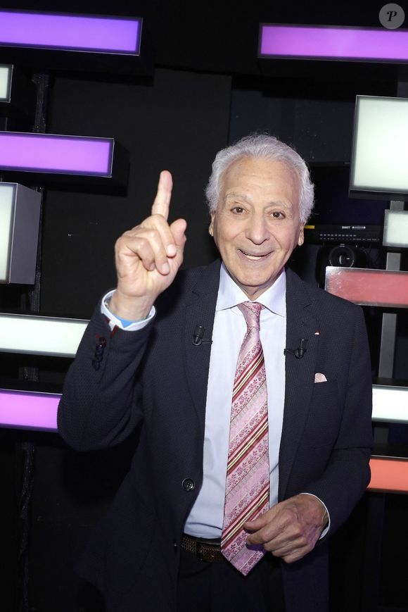 Il a lancé le régime Dukan, qui l'a rendu célèbre.

Portrait de Pierre Dukan lors de l'enregistrement de l'émission "Chez Jordan de Luxe". Le 6 septembre 2023
© Cédric Perrin / Bestimage