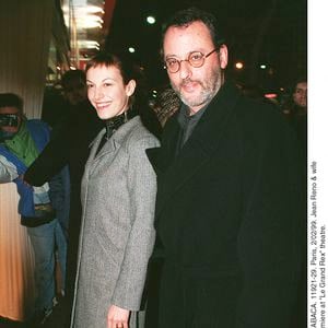 Jean Reno est à la tête d'une grande famille recomposée de six enfants, nés de trois mères différentes.

© Rachid Aït M. Bareck/ABACA. Jean Reno et son épouse à l'avant-première d'Astérix et Obélix au théâtre Le Grand Rex.