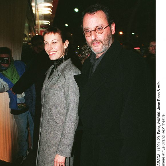 Jean Reno est à la tête d'une grande famille recomposée de six enfants, nés de trois mères différentes.

© Rachid Aït M. Bareck/ABACA. Jean Reno et son épouse à l'avant-première d'Astérix et Obélix au théâtre Le Grand Rex.