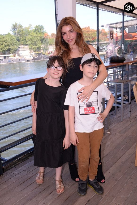 La comédienne a choisi de mener sa barque à sa façon, conjuguant son rôle de maman avec sa vie de femme. Un équilibre qui lui a permis de construire une relation saine avec ses jumeaux. 

Lola Marois et ses enfants - People à l'évènement "Les Brunchs du Shelby" by Brahim Zaibat et Noam Chouat au Concorde Atlantique à Paris, le 13 juin 2021.
© Rachid Bellak/Bestimage
