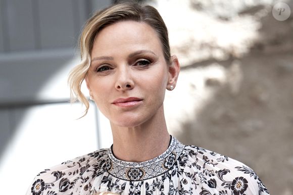 Charlene de Monaco est très impliquée dans la cause animale.

 Le prince Albert II de Monaco, la princesse Charlène de Monaco, le prince Jacques de Monaco, marquis des Baux, et la princesse Gabriella de Monaco, comtesse de Carladès, ont été accueillis à Mur-de-Barrez en aveyron par M. Pierre Ignace, le maire de la commune et membre de la délégation officielle française lors de la récente visite d’État à Monaco. © NivierePool/Bestimage