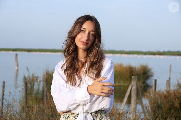 Exclusif - Rendez-vous avec l'actrice Zoï Séverin ("Ici tout commence") à la tour Carbonnière à Saint-Laurent-d'Aigouze, le 3 août 2024. 
© Denis Guignebourg / Bestimage