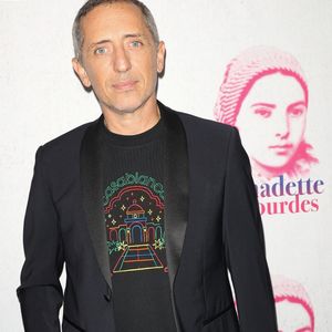Gad Elmaleh - Générale du spectacle musical "Bernadette de Lourdes" au Dôme de Paris à Paris le 21 septembre 2023.
Après le succès phénoménal des spectacles musicaux Robin des Bois et Les 3 Mousquetaires,  R.Ciurleo et E. de Galard vont une fois de plus nous surprendre avec cette fois-ci un pari audacieux : raconter sur scène l’histoire de Bernadette Soubirous et des apparitions mariales auxquelles elle assista à Lourdes en 1858. 
Roberto et Eléonore ont pour cela collabore avec Grégoire pour la musique, S. Denoncourt pour la mise en scène, les paroliers L. Florence et P. Guirao pour les paroles des chansons.
Le spectacle musical « Bernadette de Lourdes » retrace ces apparitions et plus généralement la vie de la jeune Bernadette Soubirous dont l’avenir fut bouleversé à l’époque par ces révélations. 
La première du spectacle a eu lieu le 1er juillet 2019. Se sont retrouvé sur scène des artistes talentueux tels que Eyma (Bernadette Soubirous), S. Caillibot (Louise Soubirous), D.Ban (François Soubirous), C. Héraut (Abbé Peyramale) et G. Deck (Commissaire Jacomet). Ils ont trouvé la force et le courage d’interpréter sur scène des rôles forts et ce dans le respect de l’histoire de Bernadette Soubirous. © Coadic Guirec/Bestimage