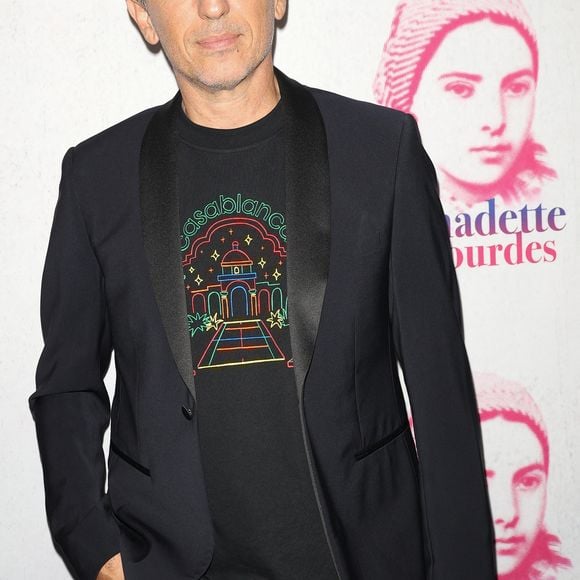 Gad Elmaleh - Générale du spectacle musical "Bernadette de Lourdes" au Dôme de Paris à Paris le 21 septembre 2023.
Après le succès phénoménal des spectacles musicaux Robin des Bois et Les 3 Mousquetaires,  R.Ciurleo et E. de Galard vont une fois de plus nous surprendre avec cette fois-ci un pari audacieux : raconter sur scène l’histoire de Bernadette Soubirous et des apparitions mariales auxquelles elle assista à Lourdes en 1858. 
Roberto et Eléonore ont pour cela collabore avec Grégoire pour la musique, S. Denoncourt pour la mise en scène, les paroliers L. Florence et P. Guirao pour les paroles des chansons.
Le spectacle musical « Bernadette de Lourdes » retrace ces apparitions et plus généralement la vie de la jeune Bernadette Soubirous dont l’avenir fut bouleversé à l’époque par ces révélations. 
La première du spectacle a eu lieu le 1er juillet 2019. Se sont retrouvé sur scène des artistes talentueux tels que Eyma (Bernadette Soubirous), S. Caillibot (Louise Soubirous), D.Ban (François Soubirous), C. Héraut (Abbé Peyramale) et G. Deck (Commissaire Jacomet). Ils ont trouvé la force et le courage d’interpréter sur scène des rôles forts et ce dans le respect de l’histoire de Bernadette Soubirous. © Coadic Guirec/Bestimage