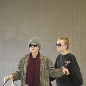 Et d'ajouter aussitôt après : "Tout le monde a sa phase rebelle, mais on est restées proches".

Vanessa Paradis, sa fille Lily-Rose Depp et Monica Bellucci arrivent, de l'aéroport LAX de Los Angeles, à l'aéroport de Roissy-Charles-de-Gaulle à Roissy-en-France proche de Paris, France, le 11 janvier 2017. (No Web No Blog Pour la Belgique et la Suisse)