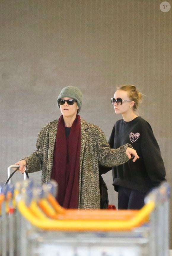 Et d'ajouter aussitôt après : "Tout le monde a sa phase rebelle, mais on est restées proches".

Vanessa Paradis, sa fille Lily-Rose Depp et Monica Bellucci arrivent, de l'aéroport LAX de Los Angeles, à l'aéroport de Roissy-Charles-de-Gaulle à Roissy-en-France proche de Paris, France, le 11 janvier 2017. (No Web No Blog Pour la Belgique et la Suisse)