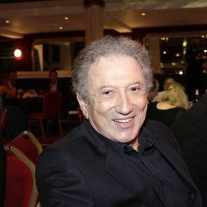 Michel Drucker - L'association Citéstars fête son 23ème anniversaire lors du dîner gala de la 2ème cérémonie des étoiles d'or 2021 à la salle Wagram, Paris le 28 novembre 2021. © Cédric Perrin/Bestimage