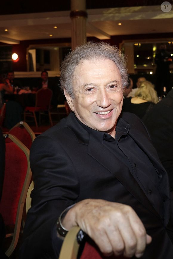 Michel Drucker - L'association Citéstars fête son 23ème anniversaire lors du dîner gala de la 2ème cérémonie des étoiles d'or 2021 à la salle Wagram, Paris le 28 novembre 2021. © Cédric Perrin/Bestimage