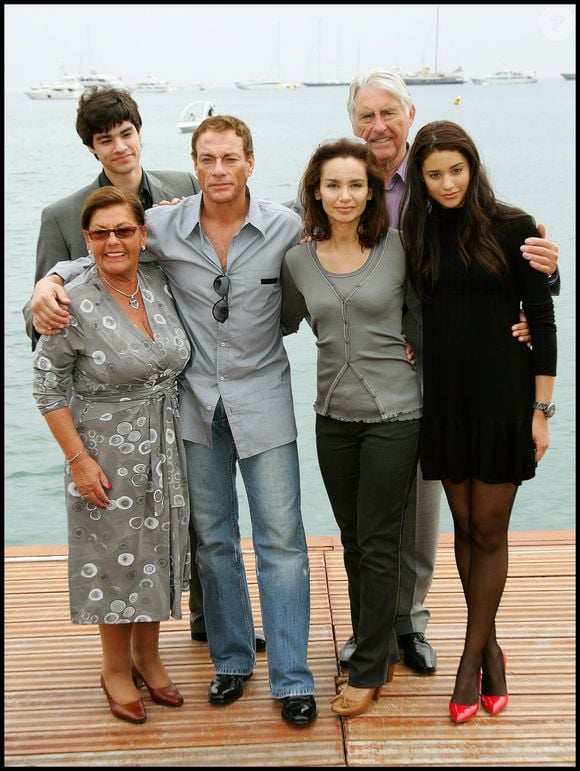 Jean-Claude Van Damme avec ses parents Eliane et Eugène, sa femme Gladys et ses enfants Bianca et Kristopher - 61ème festival de Cannes 2008 - Photocall du film JCVD.