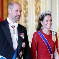 Le prince William pris sur le fait au banquet de Windsor : Louis, souvent dissipé, tiendrait-il ça de son père ?
