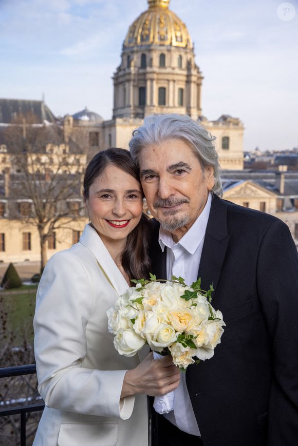 Exclusif - Séance photo dans leur appartement du 7 ème arrondissement avant la cérémonie - Mariage de Serge Lama et Luana Santonino à la mairie du 7ème arrondissement de Paris. Rachida Dati, Maire du 7ème a célébré
 le mariage.
Paris, le 11 février 2021.
© Cyril Moreau/Bestimage