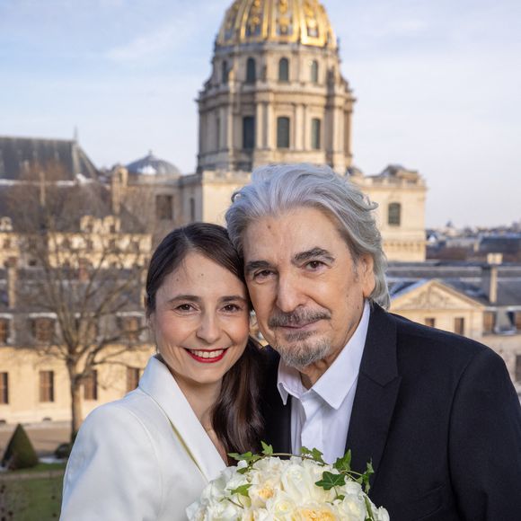 Exclusif - Séance photo dans leur appartement du 7 ème arrondissement avant la cérémonie - Mariage de Serge Lama et Luana Santonino à la mairie du 7ème arrondissement de Paris. Rachida Dati, Maire du 7ème a célébré
 le mariage.
Paris, le 11 février 2021.
© Cyril Moreau/Bestimage