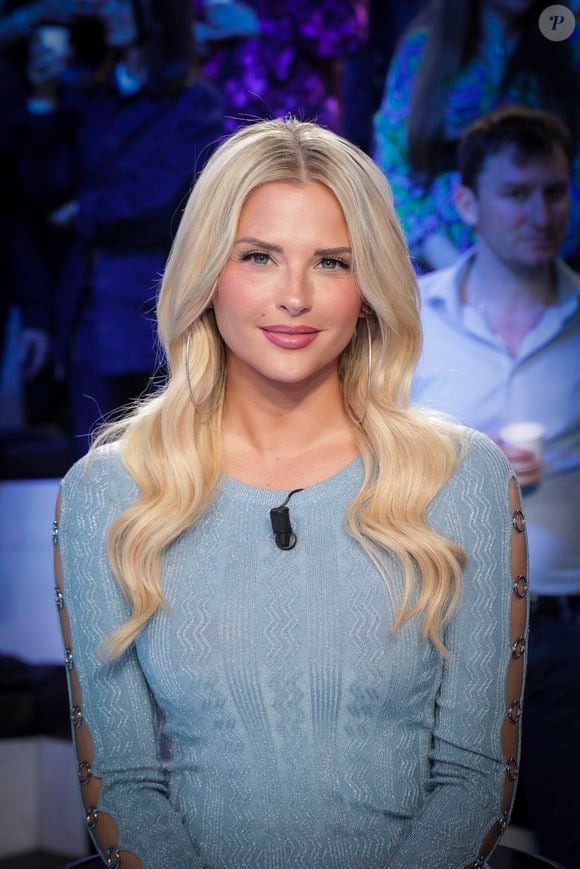 Exclusif - Kelly Vedovelli sur le plateau de l’émission « TPMP » présentée par C.Hanouna et diffusée en direct sur C8 le 29 avril 2024, à Paris, France, le 29 avril 2024. © Jack Tribeca / Bestimage