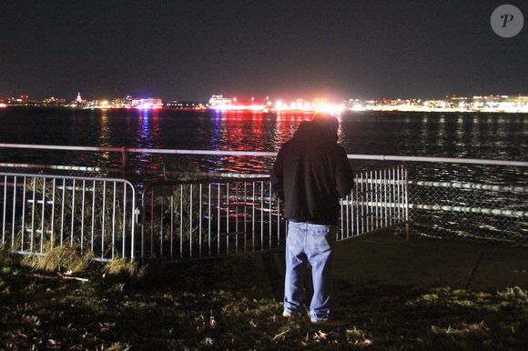 Bilan, 67 morts et aucun survivant, comme l’a indiqué Donald Trump

Un homme est aperçu au bord du fleuve Potomac sur les lieux d'un accident entre un avion de ligne et un hélicoptère militaire, le 29 janvier 2025. Selon l'administration federale dev l'aviation des États-Unis, le vol 5342 d'American Airlines transportant 60 passagers et quatre membres d'équipage ainsi qu'un hélicoptère Black Hawk de l'armée américaine avec trois soldats à bord sont entrés en collision en vol près de l'aéroport national Reagan. Roman Balandin/TASS