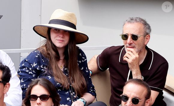 Sur les réseaux, Elie Semoun a publié une tendre photo de son bébé en train de dormir.

Elie Semoun et Aude Fraineau dans les tribunesde Roland Garros 2025. Paris, le 1er juin 2025.

Photo : Dominique Jacovides / Bestimage