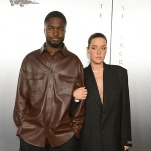 Accompagnée de Stéphane Bak avec qui elle a posé mais aussi de Gilles Lellouche, la comédienne de 31 ans était simplement habillée d'une veste de costume XXL

Stéphane Bak et Adele Exarchopoulos au photocall de la soirée Lacoste X Chien 51 au club Silencio en marge du 78ème Festival International du Film de Cannes, France, le 18 mai 2025. © Romain Doucelin/Bestimage
