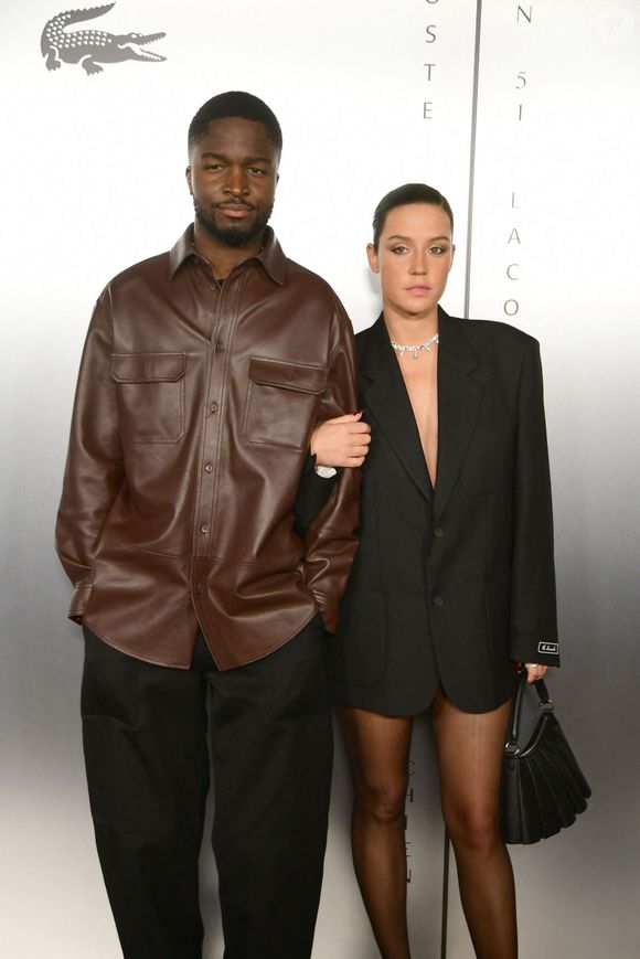 Accompagnée de Stéphane Bak avec qui elle a posé mais aussi de Gilles Lellouche, la comédienne de 31 ans était simplement habillée d'une veste de costume XXL

Stéphane Bak et Adele Exarchopoulos au photocall de la soirée Lacoste X Chien 51 au club Silencio en marge du 78ème Festival International du Film de Cannes, France, le 18 mai 2025. © Romain Doucelin/Bestimage