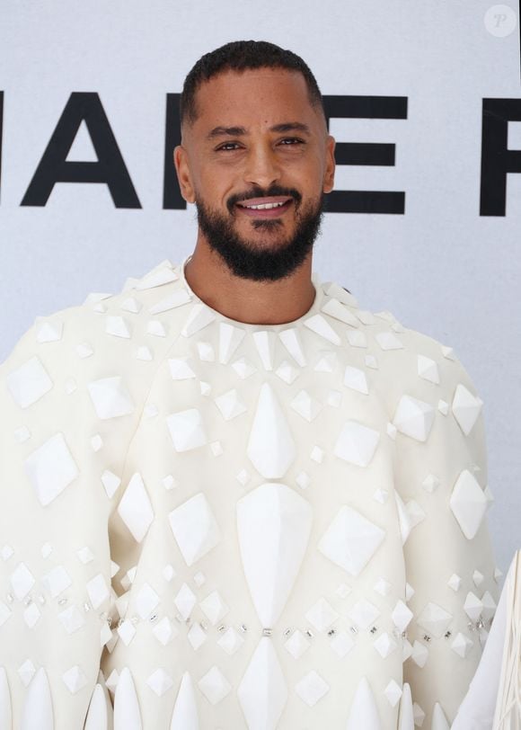 Surprise en plein mariage à Cannes ! Slimane débarque pour interpréter la  chanson la plus romantique de son répertoire : Le diaporama - Purepeople