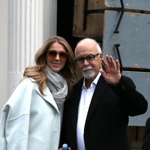 C'est lui, au début des années 1980, qui a lancé la carrière musicale de sa future épouse.
La chanteuse canadienne Céline Dion et son mari René Angelil quittent leur hôtel George V à Paris, France, le 27 novembre 2012.